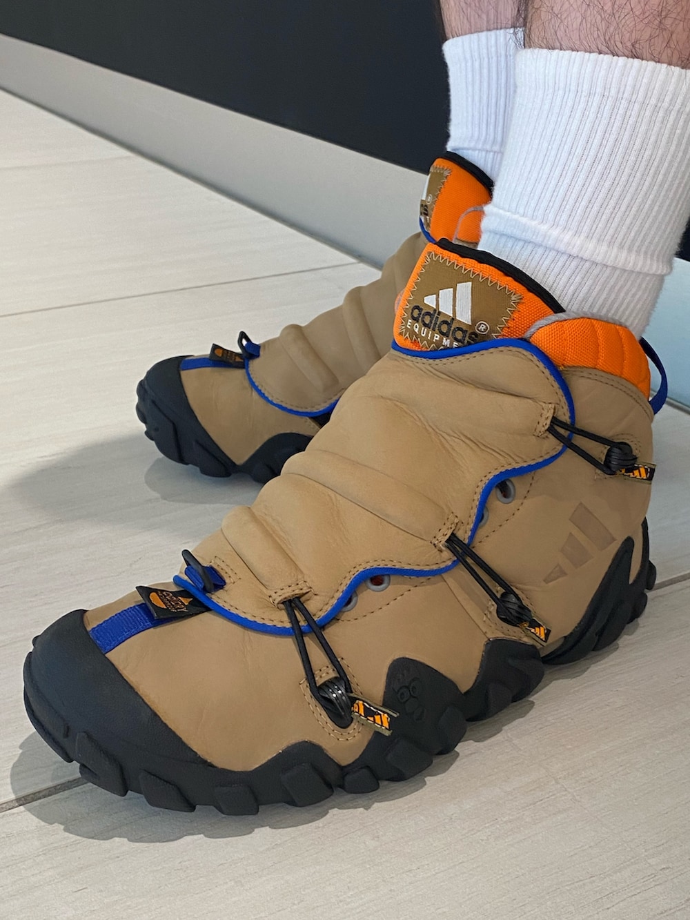 「スニーカー、adidas、ジャージ、アディダス、adidas originals、トラックジャケット、アディダスオリジナルス、ベッケンバウアー、ラッドランダー、RADLANDER」｜「adidasのRADLANDER EQT（シューズ、ブラウン系）」を使った、MSさん（メンズ・183cm）の秋コーディネートの4枚目の写真