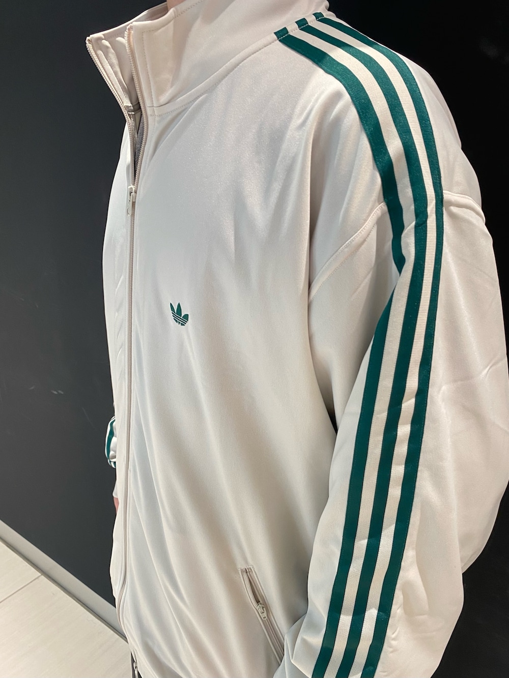 「スニーカー、adidas、ジャージ、アディダス、adidas originals、トラックジャケット、アディダスオリジナルス、ベッケンバウアー、ラッドランダー、RADLANDER」｜「adidasのRADLANDER EQT（シューズ、ブラウン系）」を使った、MSさん（メンズ・183cm）の秋コーディネートの3枚目の写真