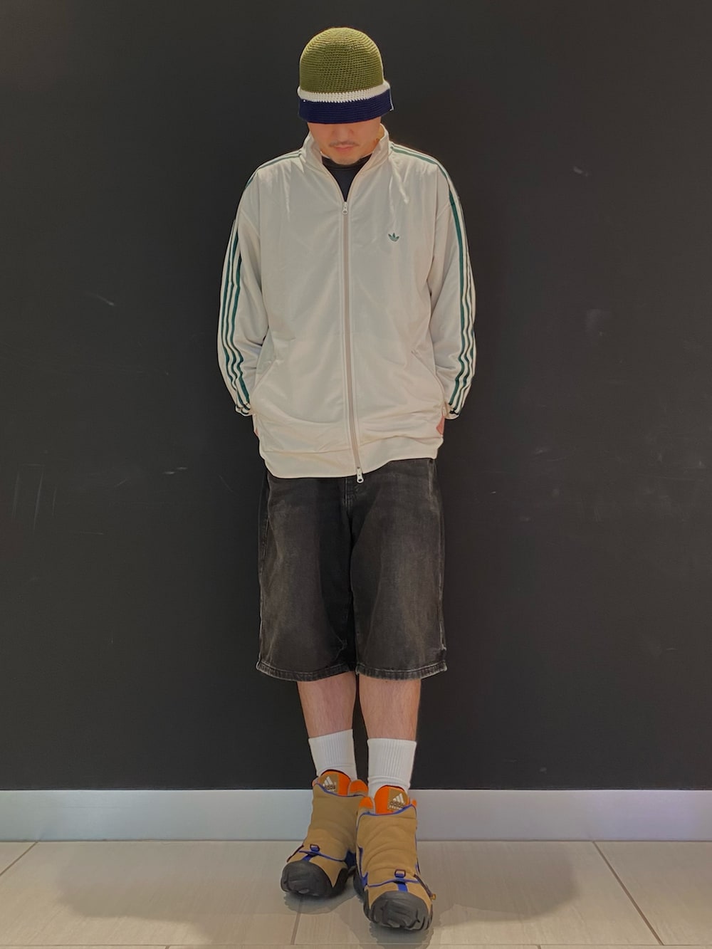 「スニーカー、adidas、ジャージ、アディダス、adidas originals、トラックジャケット、アディダスオリジナルス、ベッケンバウアー、ラッドランダー、RADLANDER」｜「adidasのRADLANDER EQT（シューズ、ブラウン系）」を使った、MSさん（メンズ・183cm）の秋コーディネートの2枚目の写真