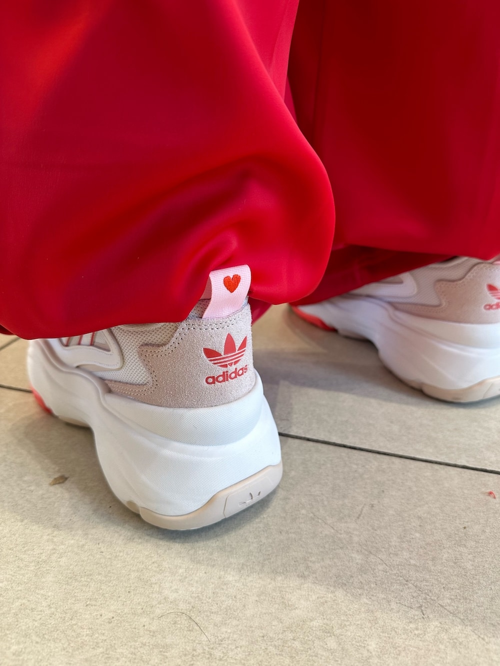 「セットアップ、adidas、ジャージ、アディダス、厚底シューズ、トラックパンツ、adidas originals、トラックジャケット、アディカラー、オズガイア」｜「adidasのルーズ サテン トラックトップ / アディダスオリジナルス adidas Originals（ジャージ、レッド系）」を使った、SSさん（レディース・171cm）の冬コーディネートの4枚目の写真