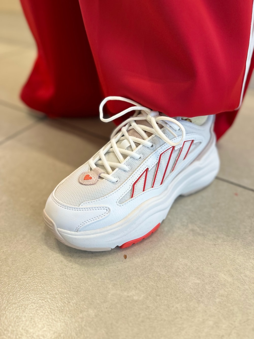 「セットアップ、adidas、ジャージ、アディダス、厚底シューズ、トラックパンツ、adidas originals、トラックジャケット、アディカラー、オズガイア」｜「adidasのルーズ サテン トラックトップ / アディダスオリジナルス adidas Originals（ジャージ、レッド系）」を使った、SSさん（レディース・171cm）の冬コーディネートの3枚目の写真