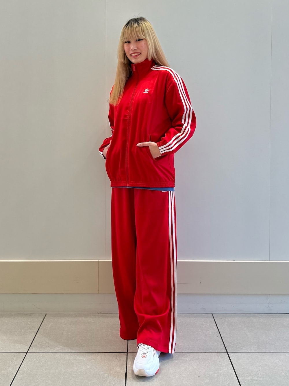 「セットアップ、adidas、ジャージ、アディダス、厚底シューズ、トラックパンツ、adidas originals、トラックジャケット、アディカラー、オズガイア」｜「adidasのルーズ サテン トラックトップ / アディダスオリジナルス adidas Originals（ジャージ、レッド系）」を使った、SSさん（レディース・171cm）の冬コーディネートの2枚目の写真