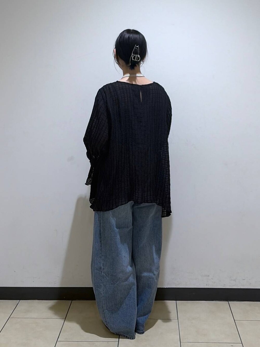 ブルー系のデニムパンツを着用したレディースの春コーディネートの2枚目の写真