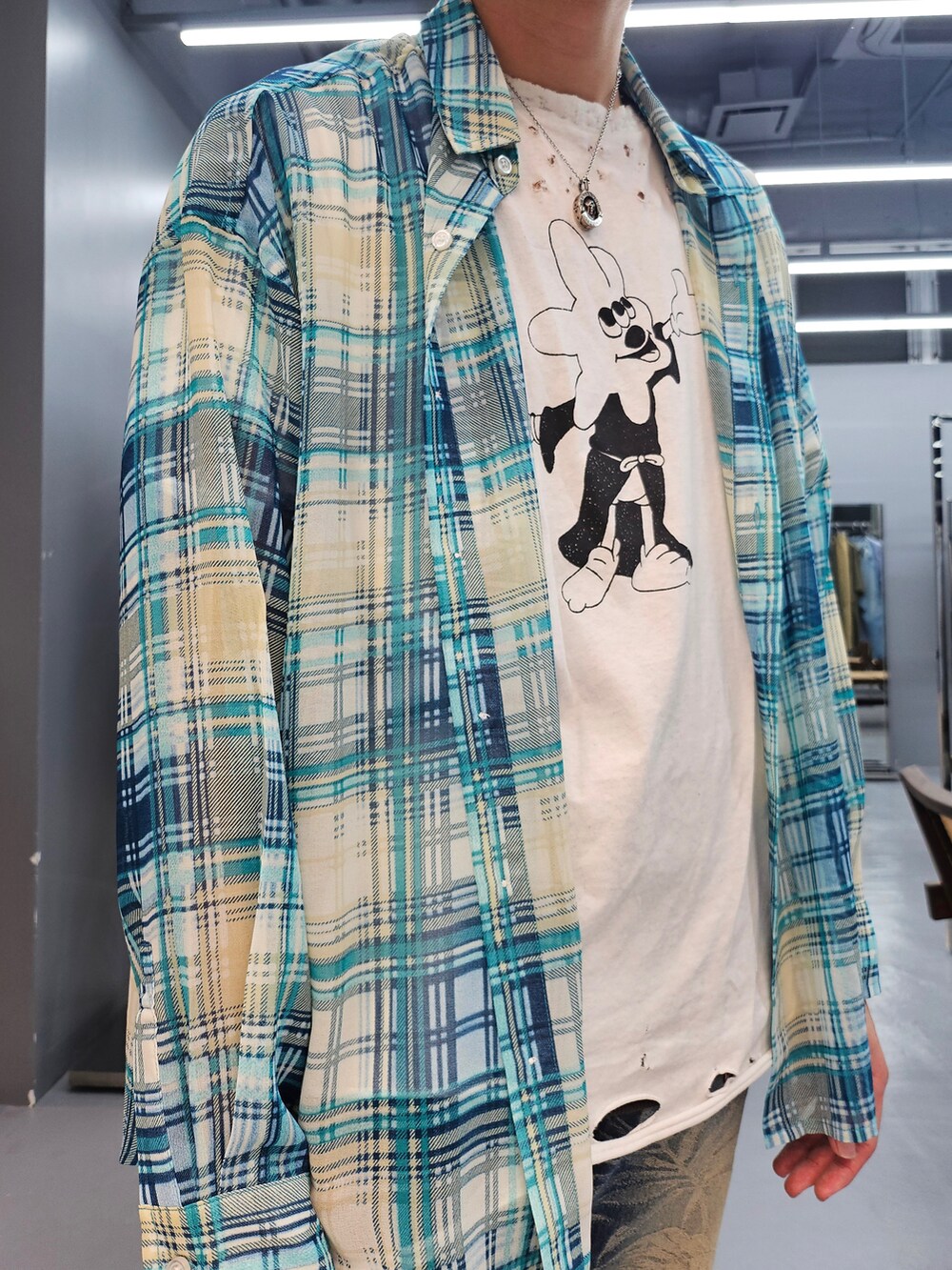 グリーン系のシャツ/ブラウス、ホワイト系のTシャツ/カットソー、ブルー系のデニムパンツを着用したメンズの春コーディネートの4枚目の写真