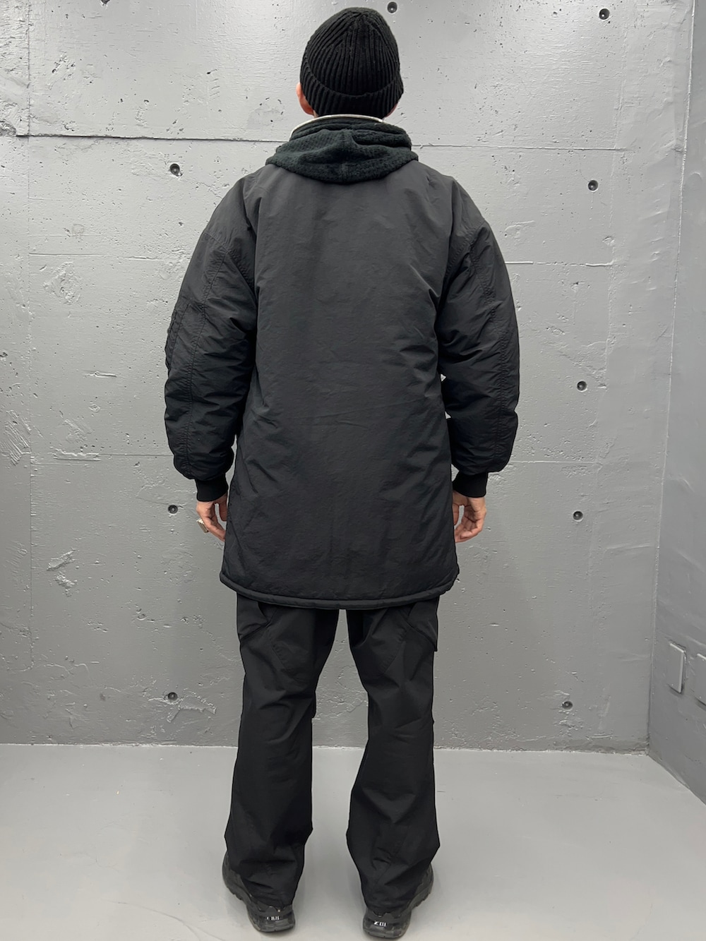 「MA-1、フリース、カーゴパンツ、お出かけコーデ、シンプルコーデ、秋冬コーデ、お洒落さんとつながりたい、テックウェア」｜「DANKE SCHONのDankeSchon/ダンケシェーン/PREMIUM WASHER NYLON REVERSIBLE LONG MA-1（MA-1、ブラック系）」を使った、Meltstellaさん（メンズ・177cm）の冬コーディネートの2枚目の写真