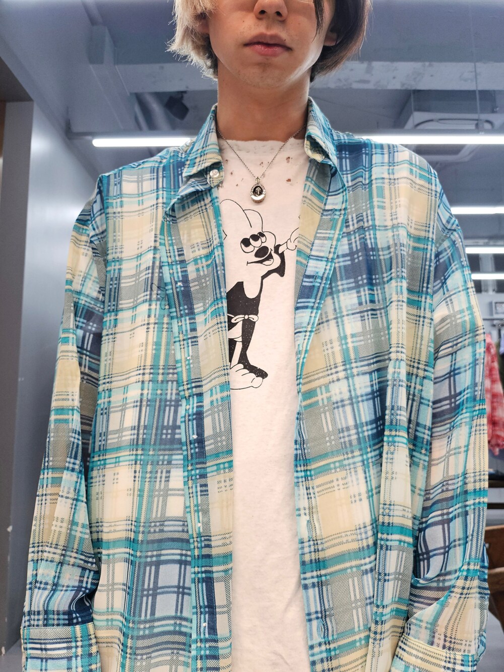 グリーン系のシャツ/ブラウス、ホワイト系のTシャツ/カットソー、ブルー系のデニムパンツを着用したメンズの春コーディネートの3枚目の写真
