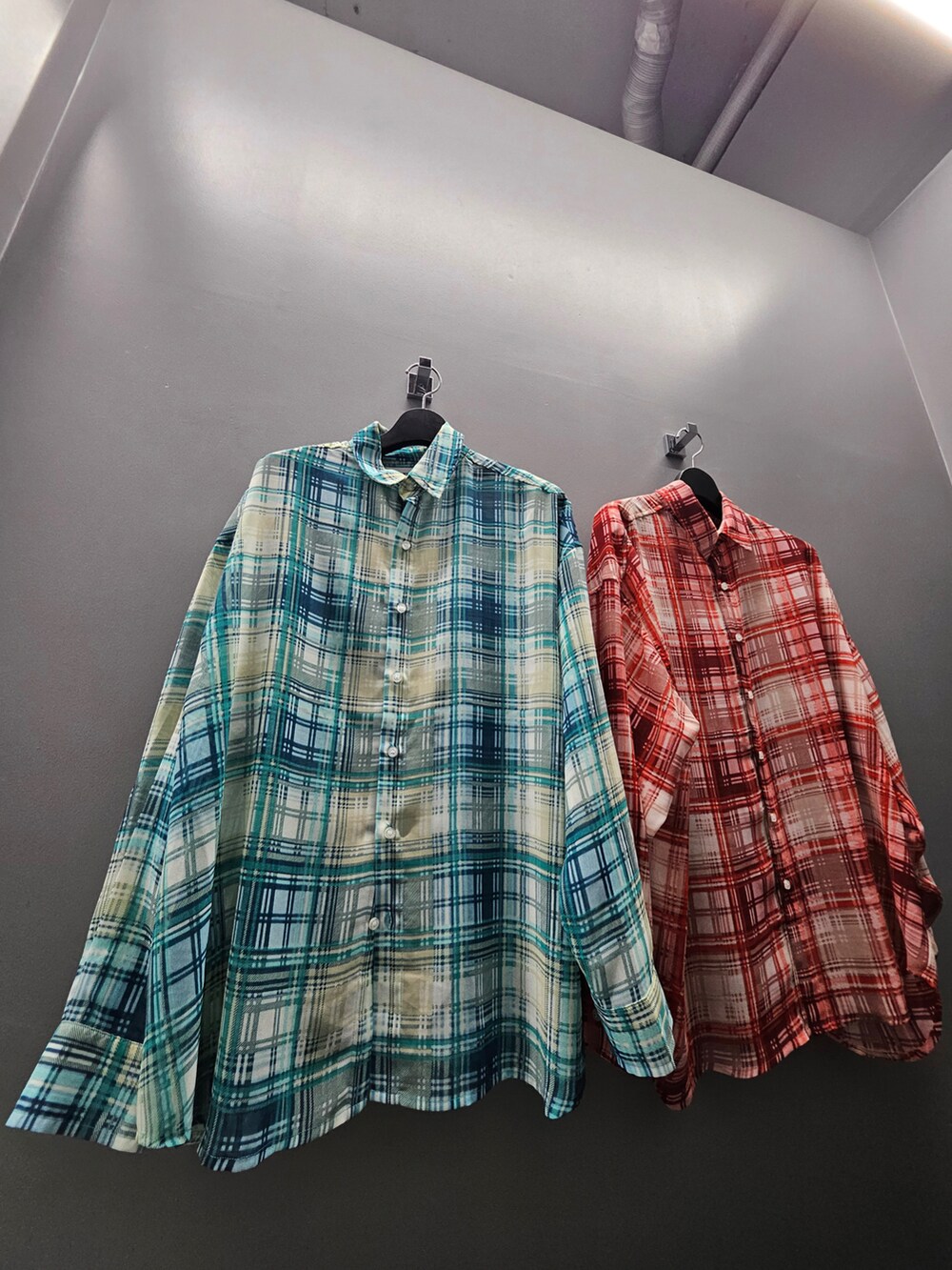 グリーン系のシャツ/ブラウス、ホワイト系のTシャツ/カットソー、ブルー系のデニムパンツを着用したメンズの春コーディネートの5枚目の写真