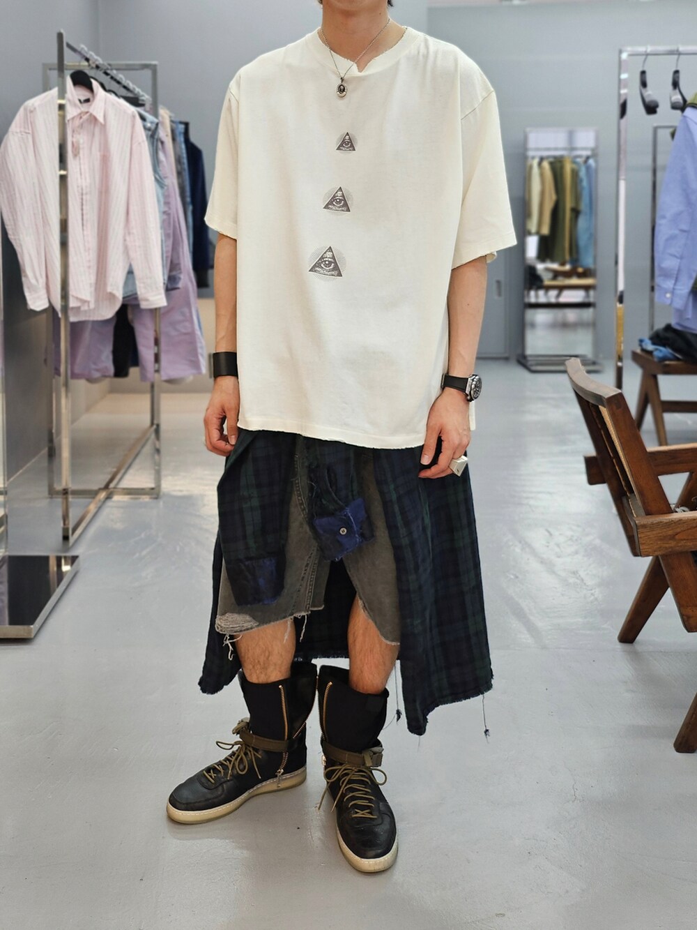 ホワイト系のTシャツ/カットソー、ブラック系のデニムパンツを着用したメンズの春コーディネートの2枚目の写真