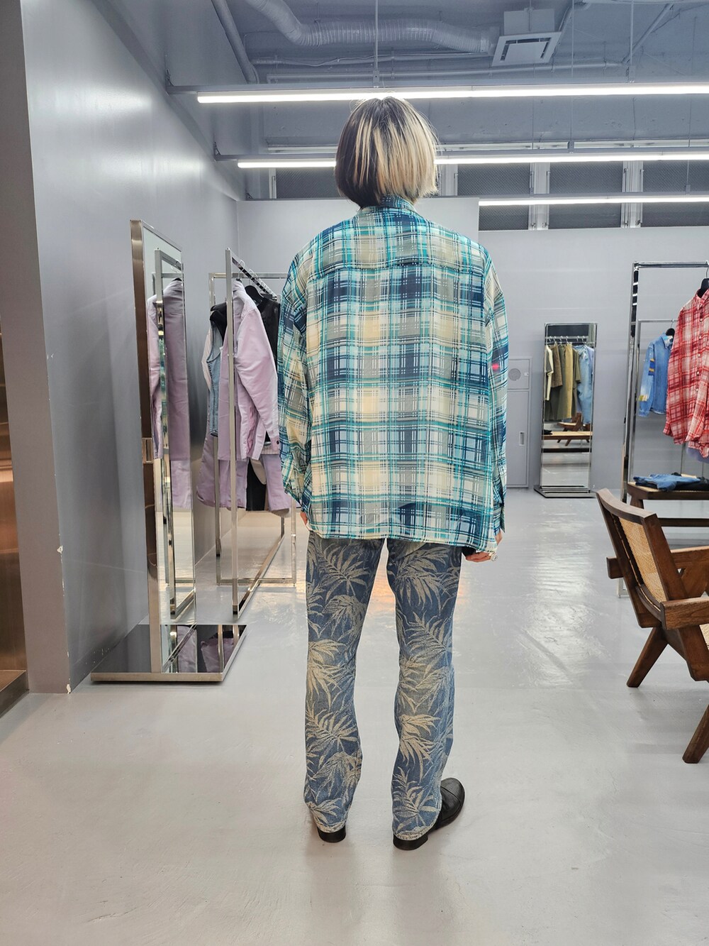 グリーン系のシャツ/ブラウス、ホワイト系のTシャツ/カットソー、ブルー系のデニムパンツを着用したメンズの春コーディネートの2枚目の写真