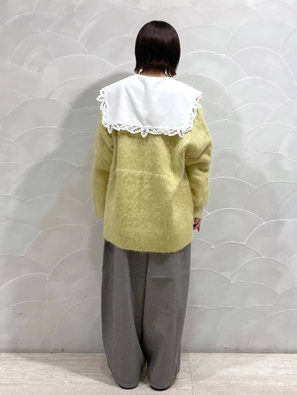 ホワイト系のTシャツ/カットソー、その他のその他パンツ、イエロー系のカーディガン/ボレロを着用したレディースの秋コーディネートの3枚目の写真