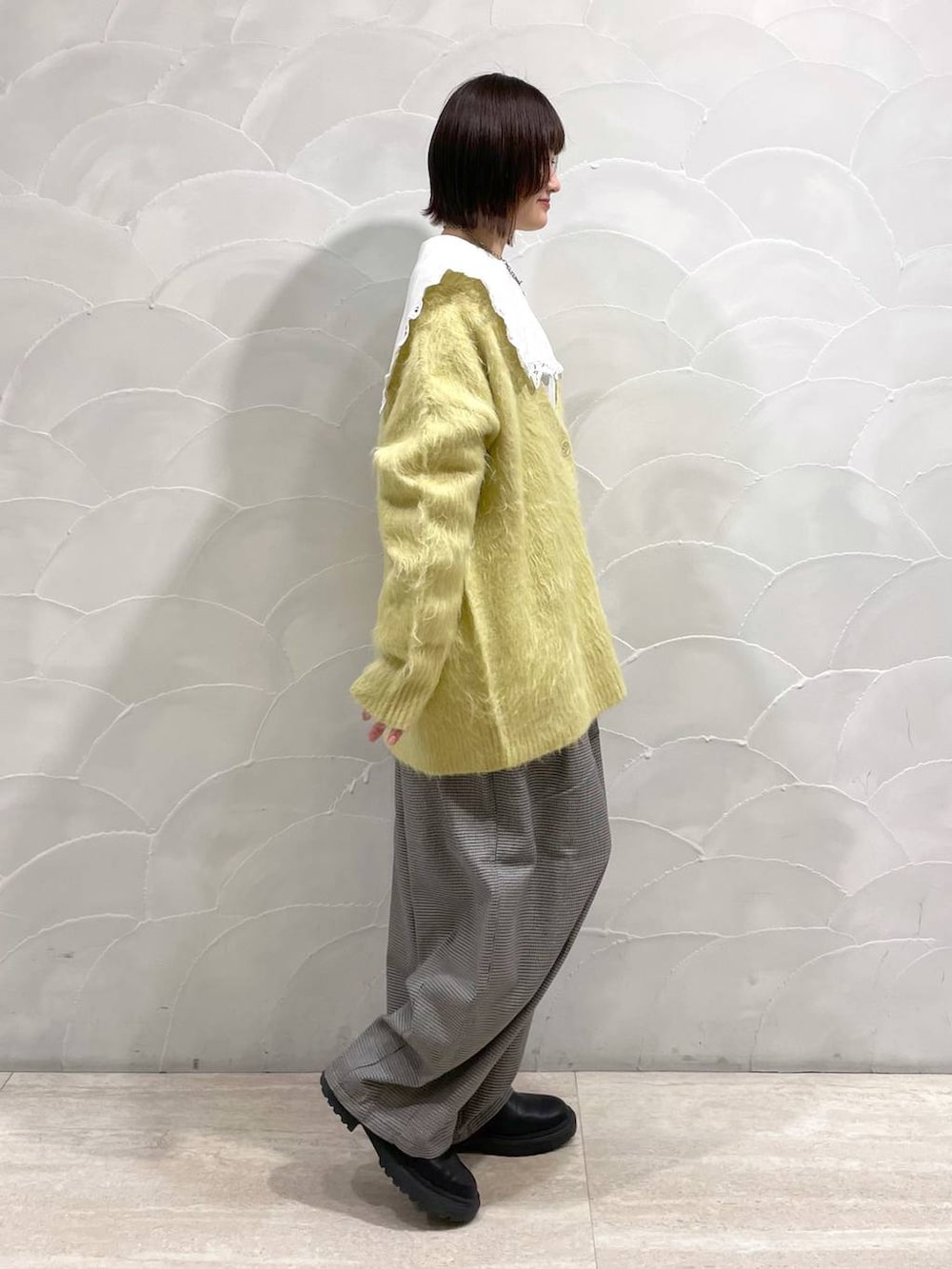 ホワイト系のTシャツ/カットソー、その他のその他パンツ、イエロー系のカーディガン/ボレロを着用したレディースの秋コーディネートの2枚目の写真