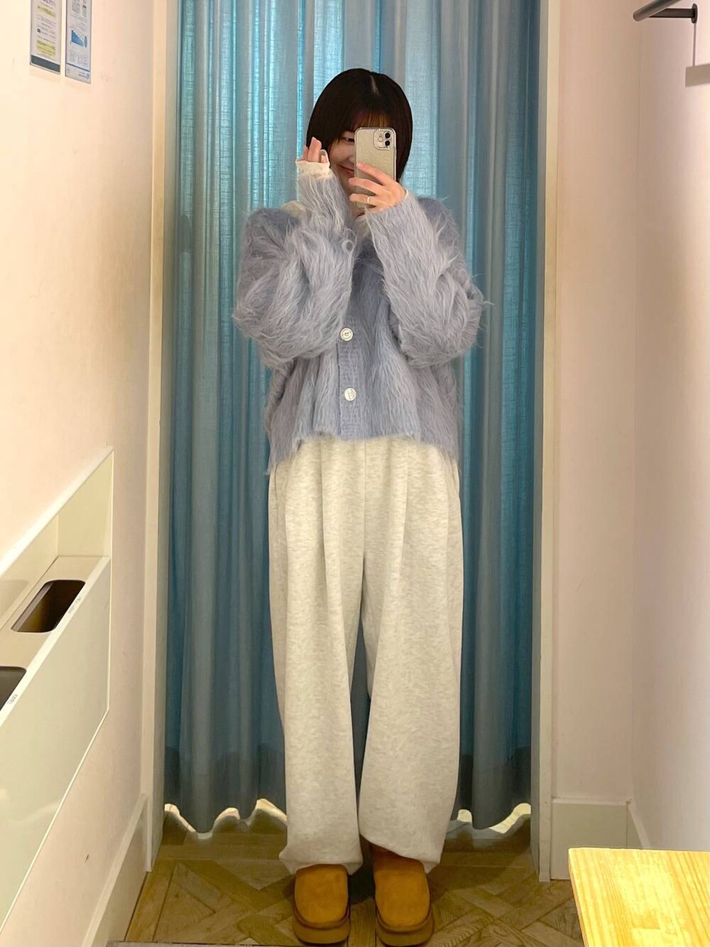 グレー系のスウェットパンツ、ベージュ系のブーツ、ホワイト系のTシャツ/カットソーを着用したレディースの冬コーディネートの3枚目の写真