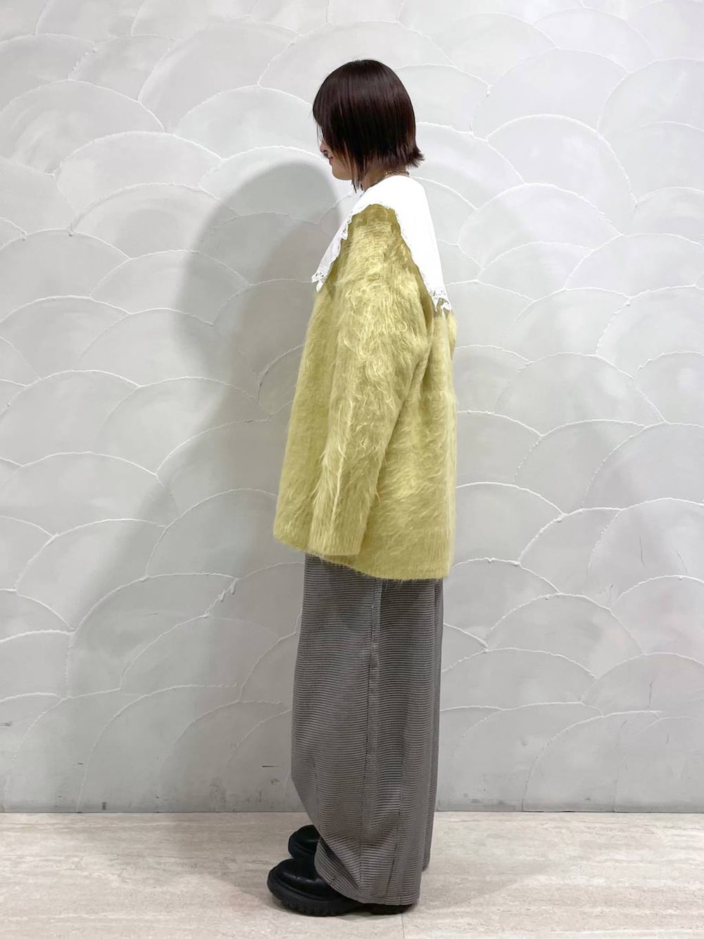 ホワイト系のTシャツ/カットソー、その他のその他パンツ、イエロー系のカーディガン/ボレロを着用したレディースの秋コーディネートの4枚目の写真