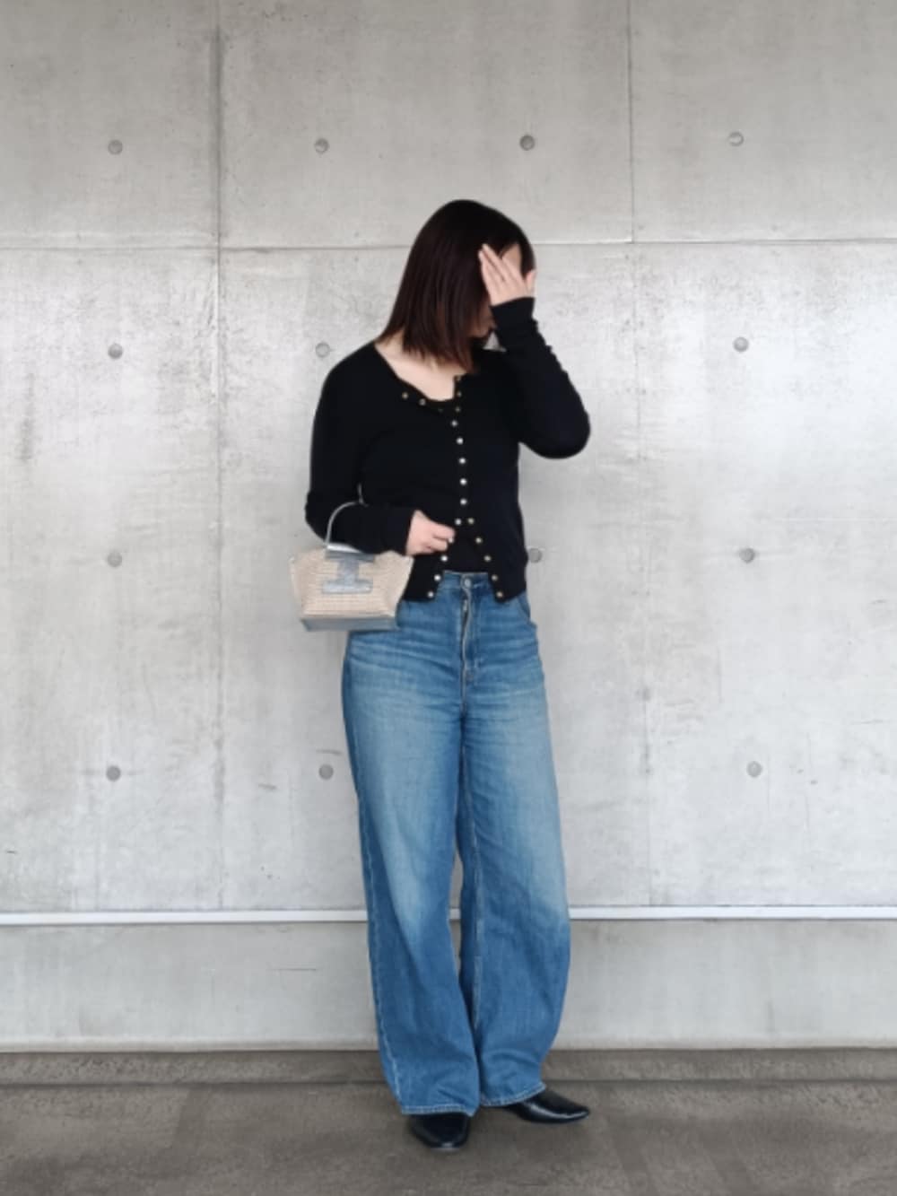 シルバー系のトートバッグを着用したレディースの春コーディネートの2枚目の写真