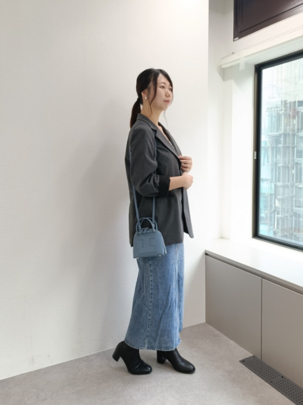 ブルー系のトートバッグを着用したレディースの秋コーディネートの2枚目の写真