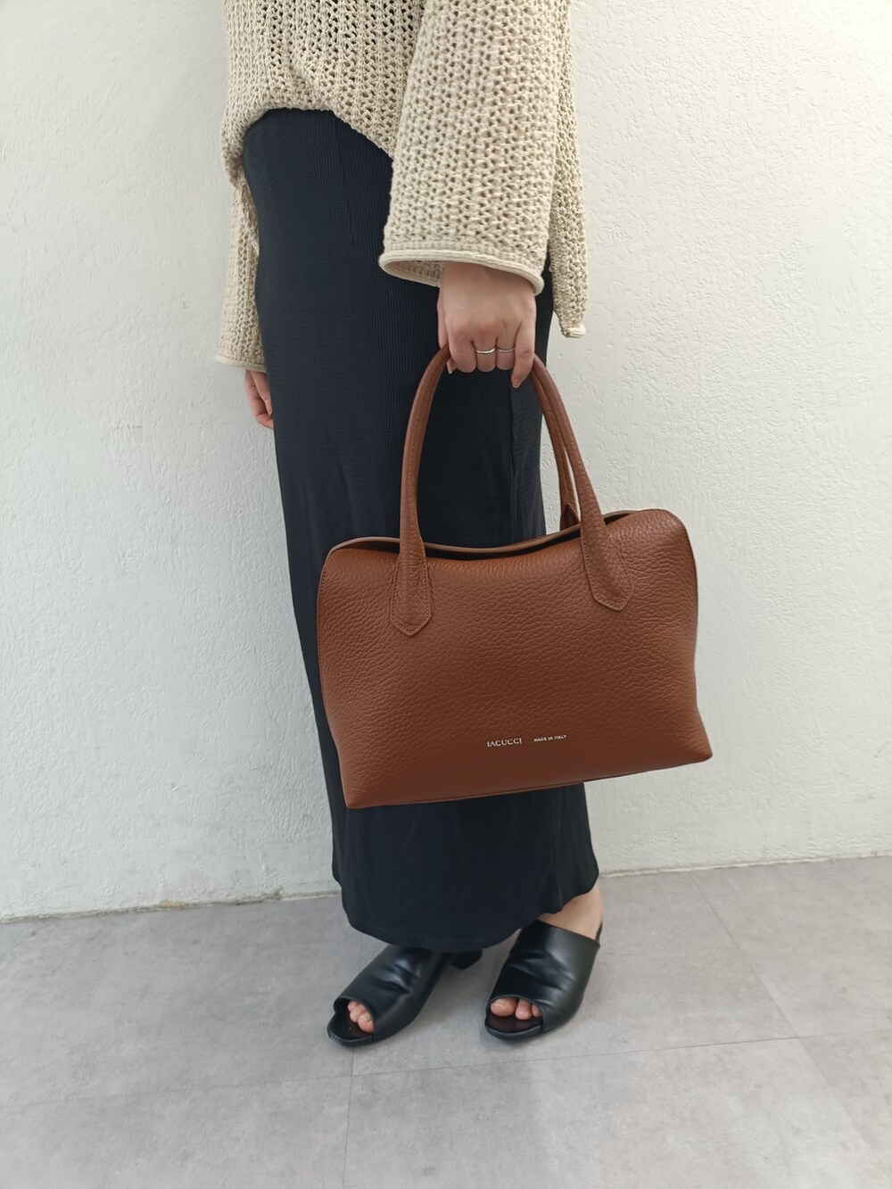 ブラウン系のトートバッグを着用したレディースの夏コーディネートの2枚目の写真