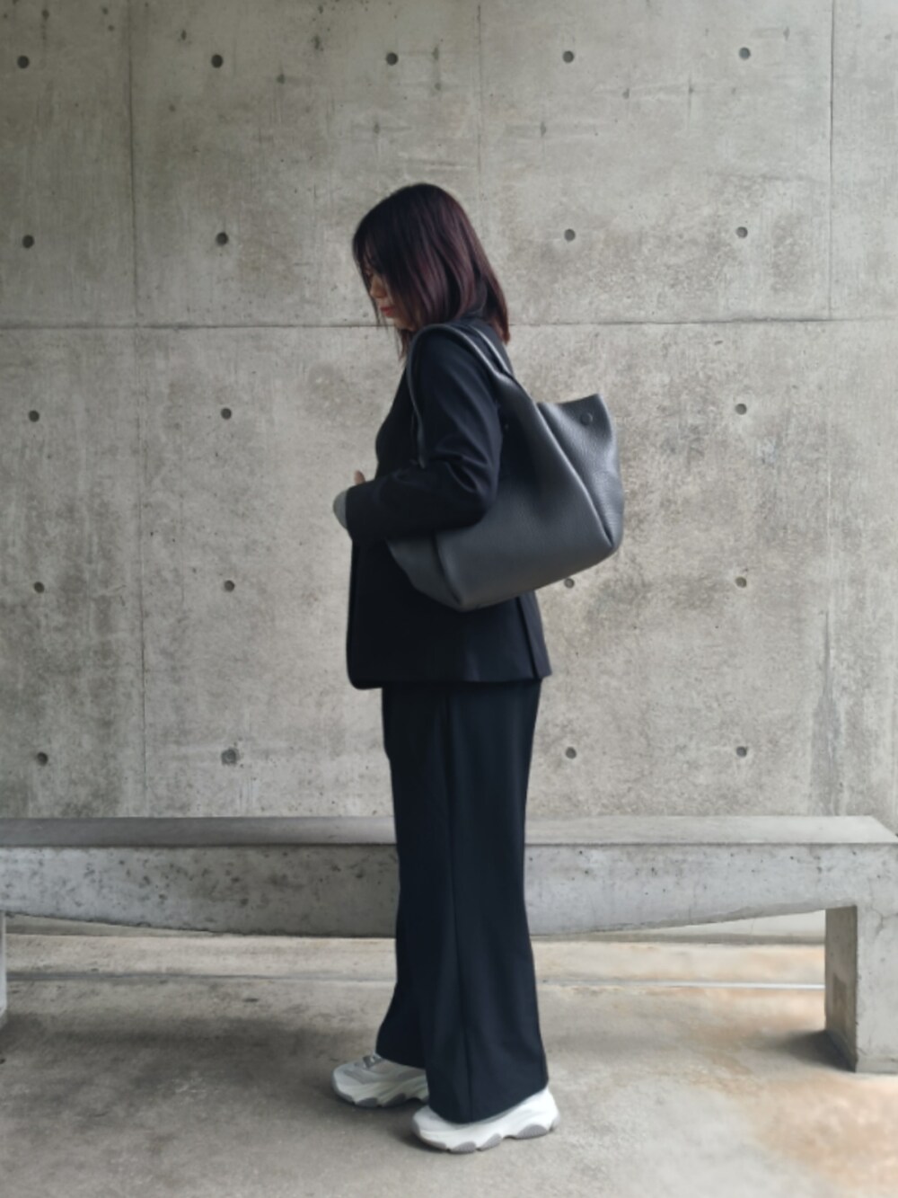 グレー系のトートバッグを着用したレディースの春コーディネートの2枚目の写真