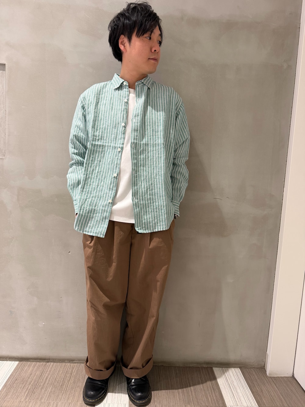 グリーン系のシャツ/ブラウス、ブラウン系のその他パンツを着用したメンズの春コーディネートの3枚目の写真