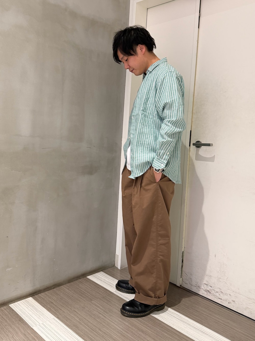 グリーン系のシャツ/ブラウス、ブラウン系のその他パンツを着用したメンズの春コーディネートの2枚目の写真