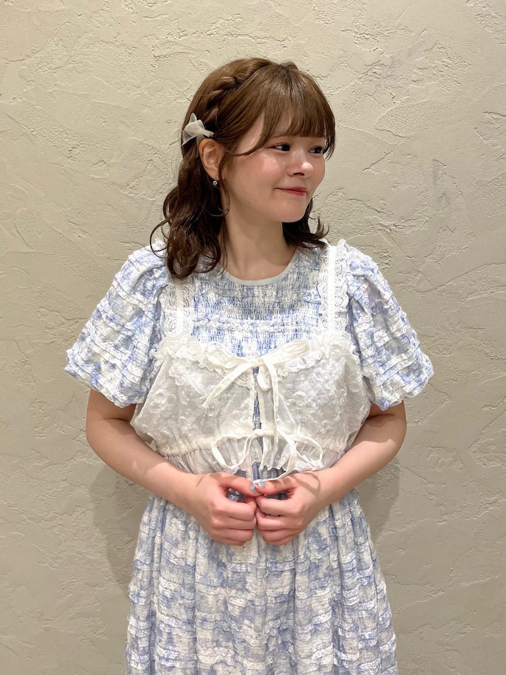 ホワイト系のシャツ/ブラウス、ブルー系のワンピース、ホワイト系のスニーカーを着用したレディースの夏コーディネートの5枚目の写真