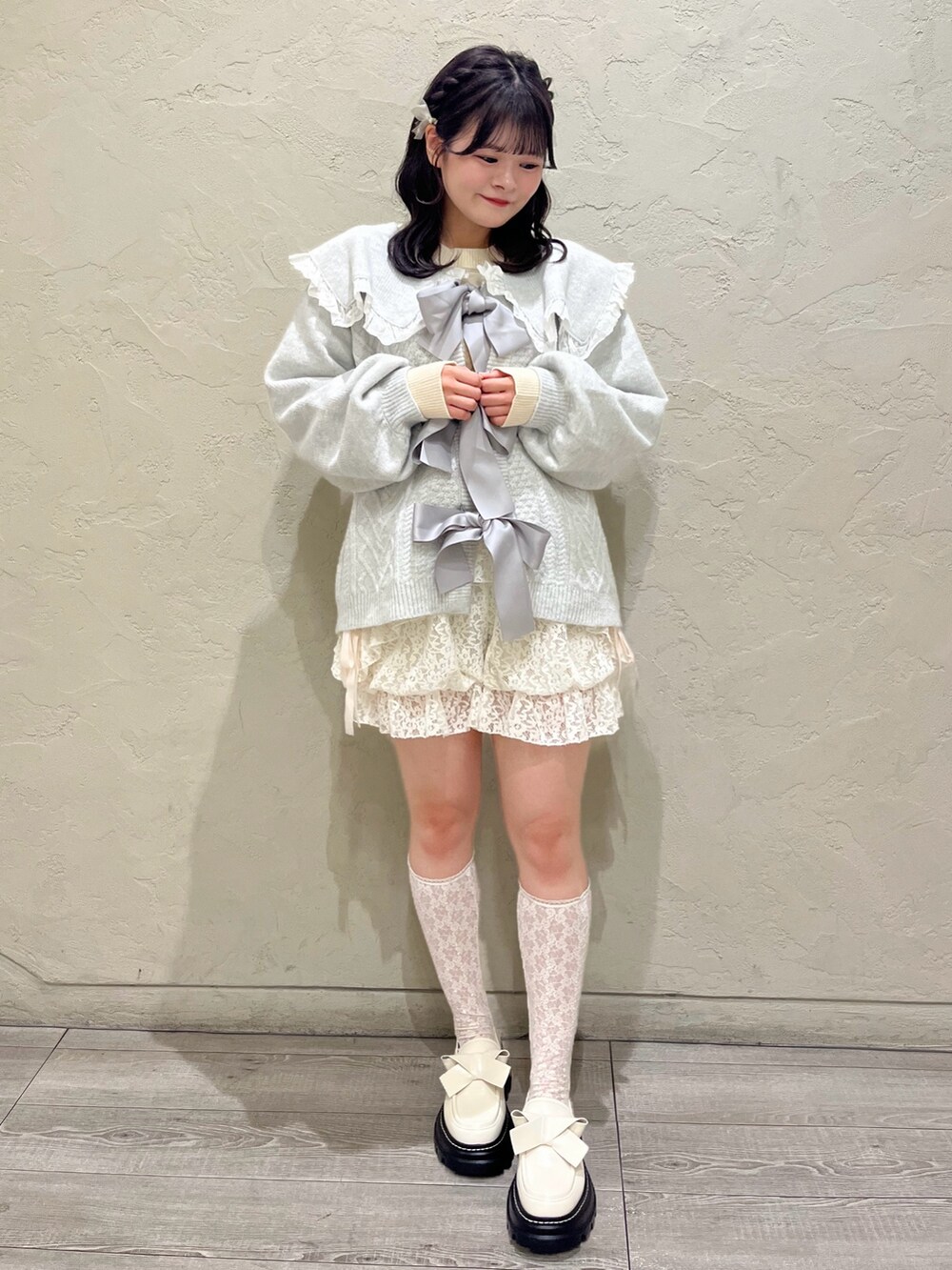 グレー系のカーディガン/ボレロ、ホワイト系のその他パンツ、ホワイト系のローファーを着用したレディースの秋コーディネートの2枚目の写真