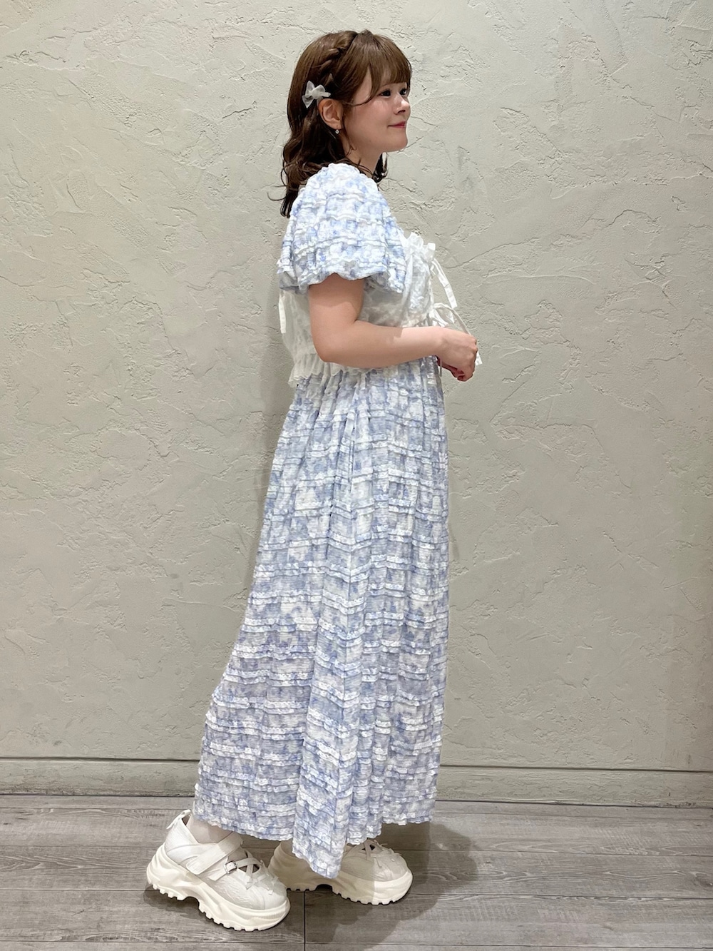 ホワイト系のシャツ/ブラウス、ブルー系のワンピース、ホワイト系のスニーカーを着用したレディースの夏コーディネートの3枚目の写真