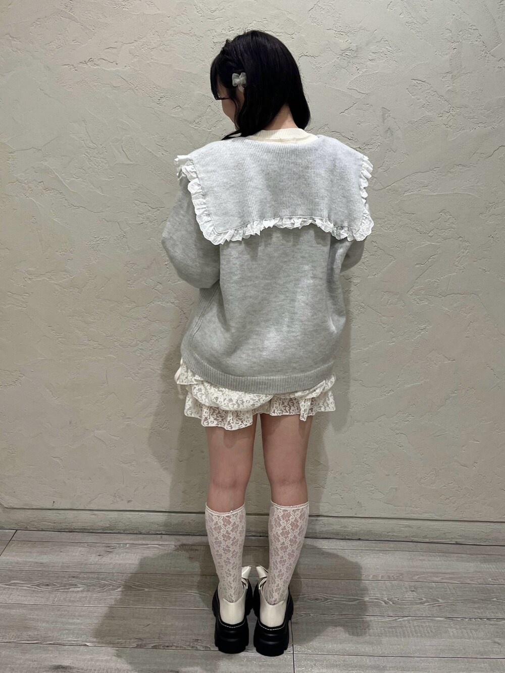 グレー系のカーディガン/ボレロ、ホワイト系のその他パンツ、ホワイト系のローファーを着用したレディースの秋コーディネートの4枚目の写真