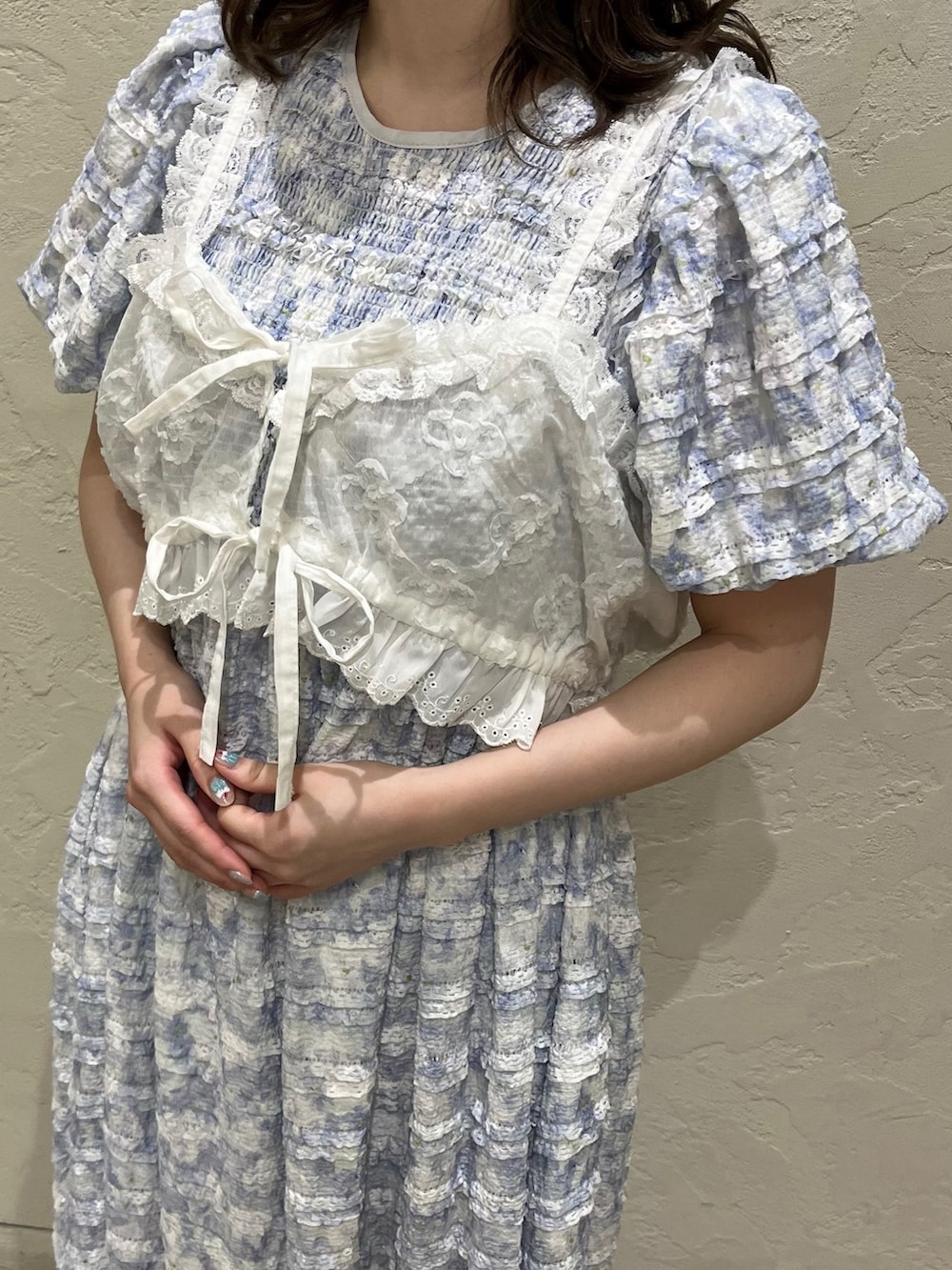 ホワイト系のシャツ/ブラウス、ブルー系のワンピース、ホワイト系のスニーカーを着用したレディースの夏コーディネートの6枚目の写真