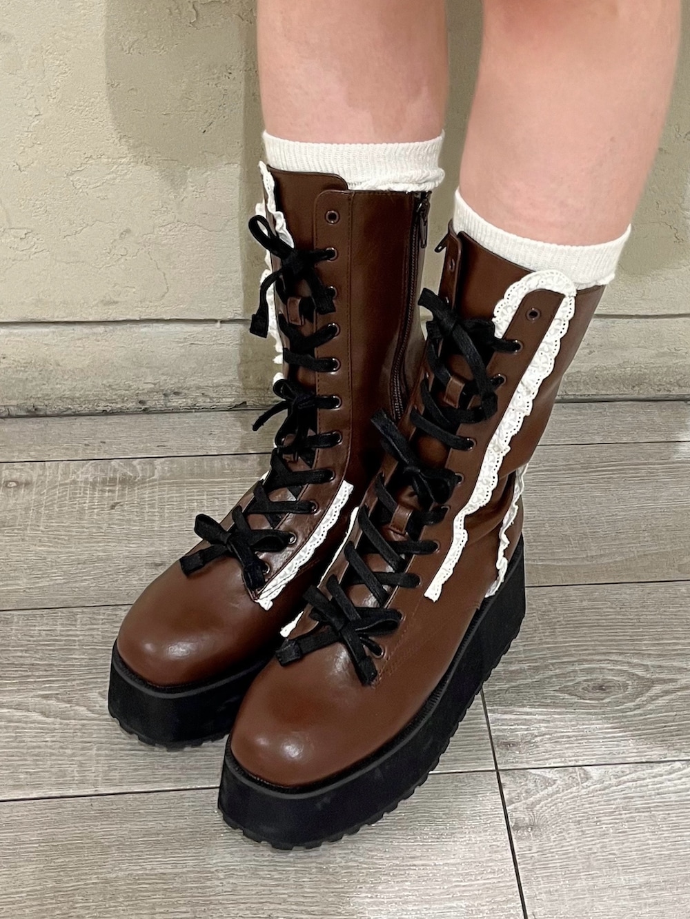 ホワイト系のニット/セーター、ピンク系のダッフルコート、ホワイト系のスカートを着用したレディースの秋コーディネートの7枚目の写真