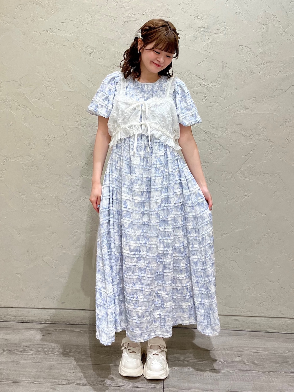 ホワイト系のシャツ/ブラウス、ブルー系のワンピース、ホワイト系のスニーカーを着用したレディースの夏コーディネートの2枚目の写真