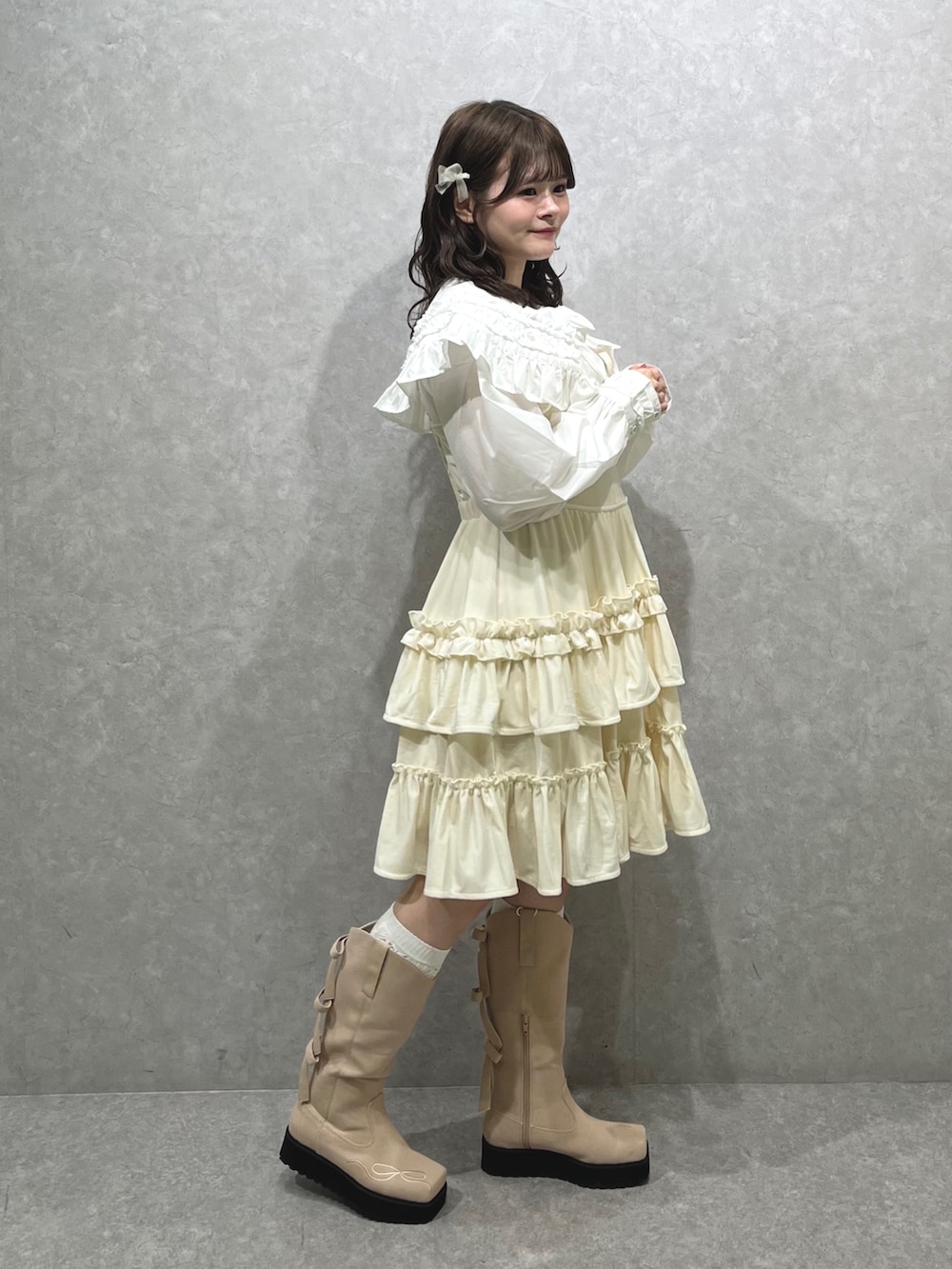 ホワイト系のシャツ/ブラウス、ホワイト系のワンピース、ピンク系のブーツを着用したレディースの秋コーディネートの3枚目の写真