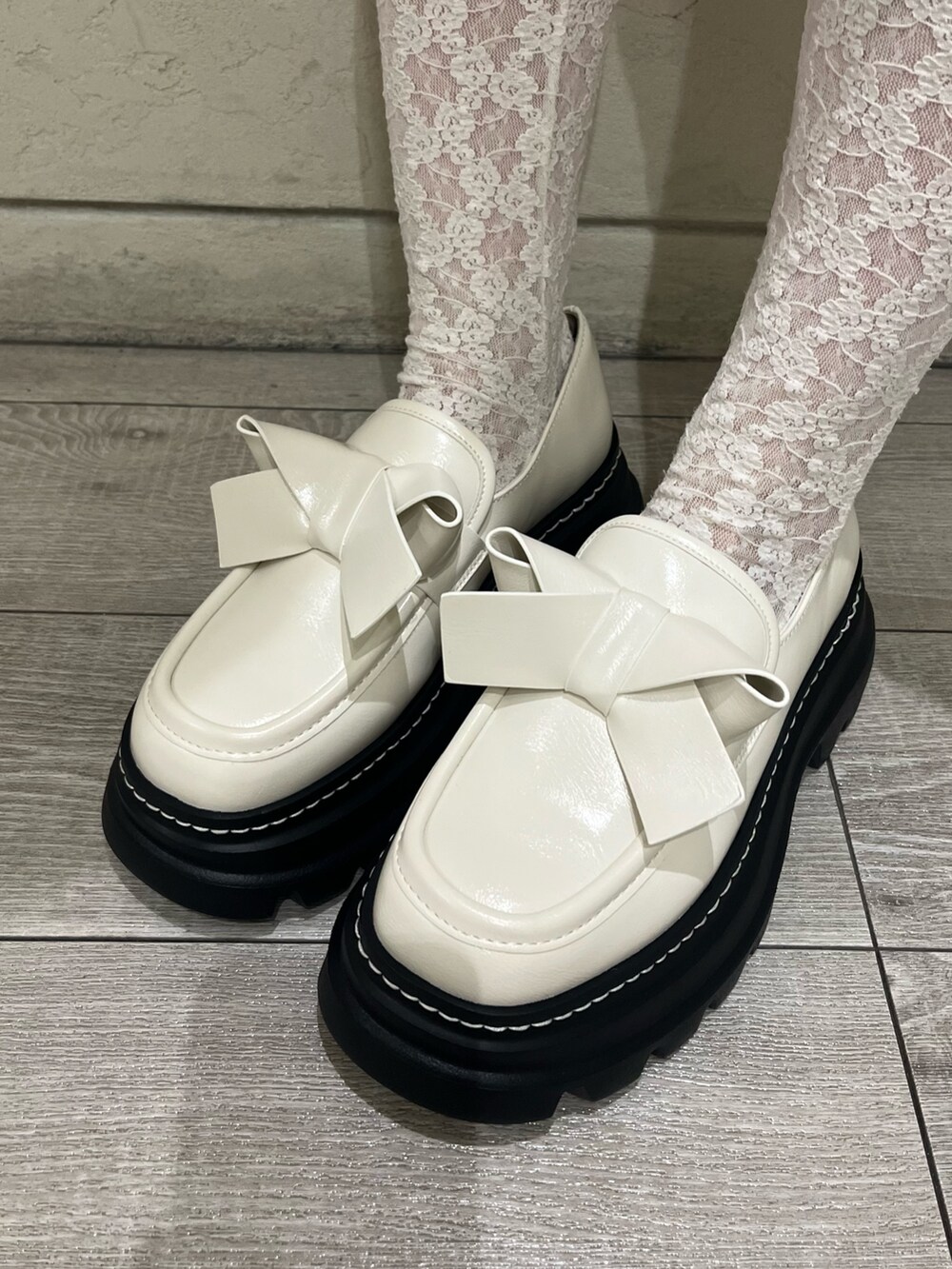 グレー系のカーディガン/ボレロ、ホワイト系のその他パンツ、ホワイト系のローファーを着用したレディースの秋コーディネートの7枚目の写真