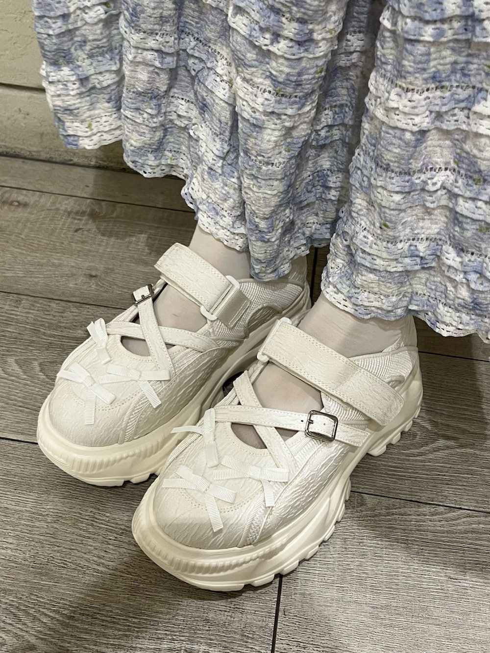 ホワイト系のシャツ/ブラウス、ブルー系のワンピース、ホワイト系のスニーカーを着用したレディースの夏コーディネートの7枚目の写真