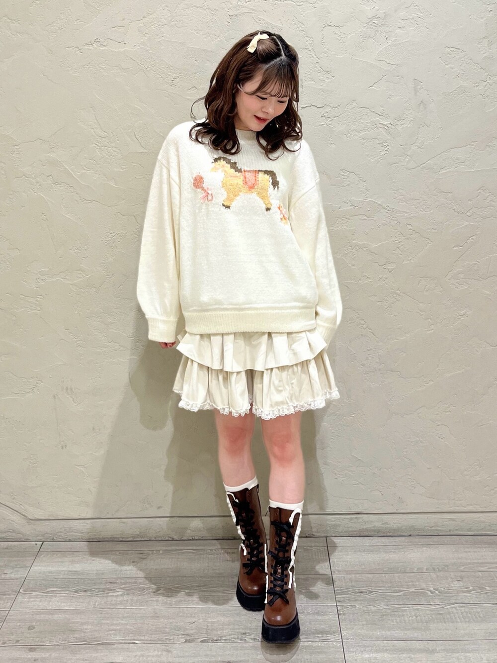 ホワイト系のニット/セーター、ピンク系のダッフルコート、ホワイト系のスカートを着用したレディースの秋コーディネートの5枚目の写真