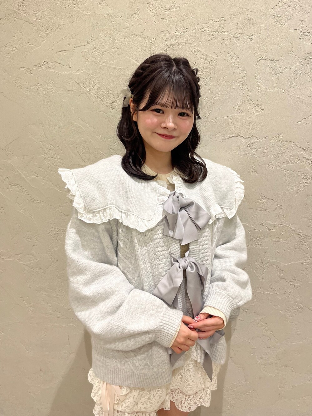 グレー系のカーディガン/ボレロ、ホワイト系のその他パンツ、ホワイト系のローファーを着用したレディースの秋コーディネートの5枚目の写真