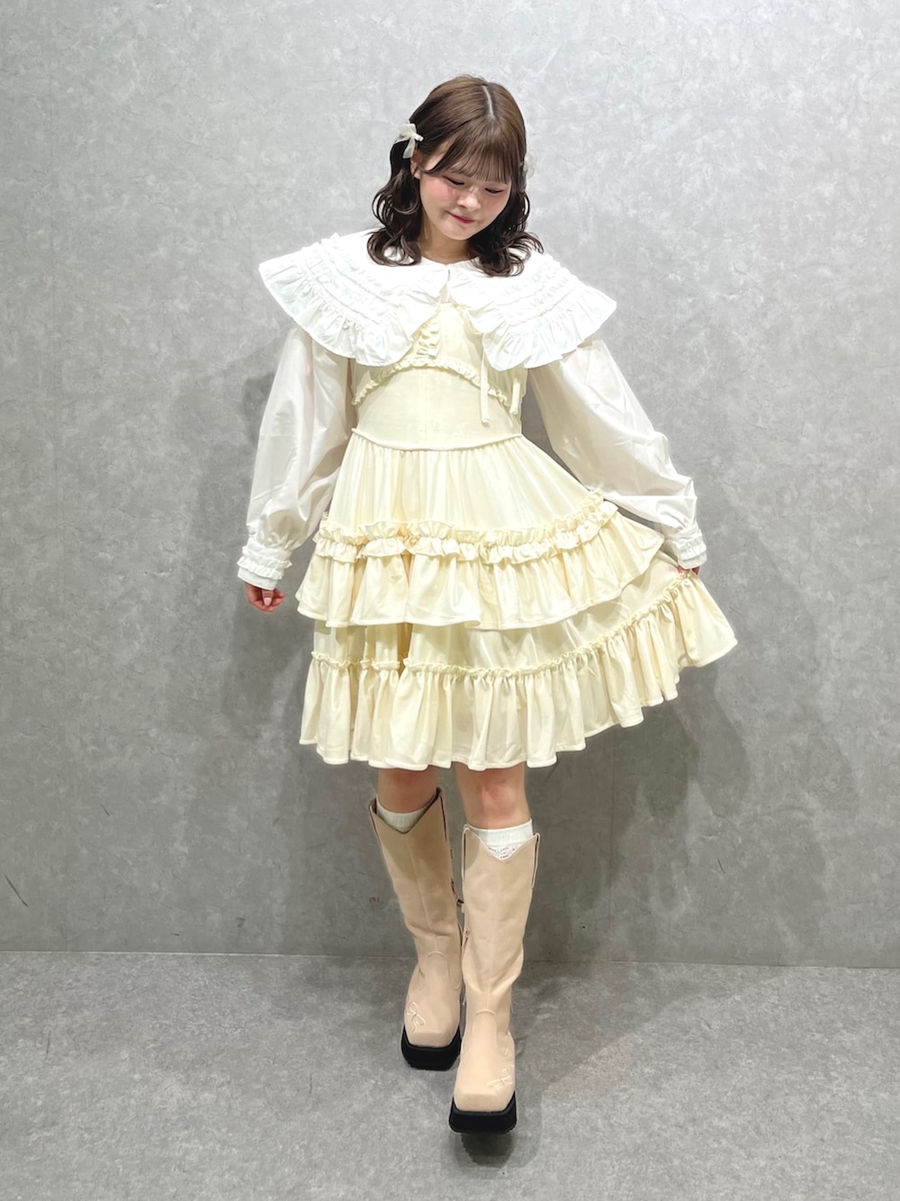 ホワイト系のシャツ/ブラウス、ホワイト系のワンピース、ピンク系のブーツを着用したレディースの秋コーディネートの2枚目の写真