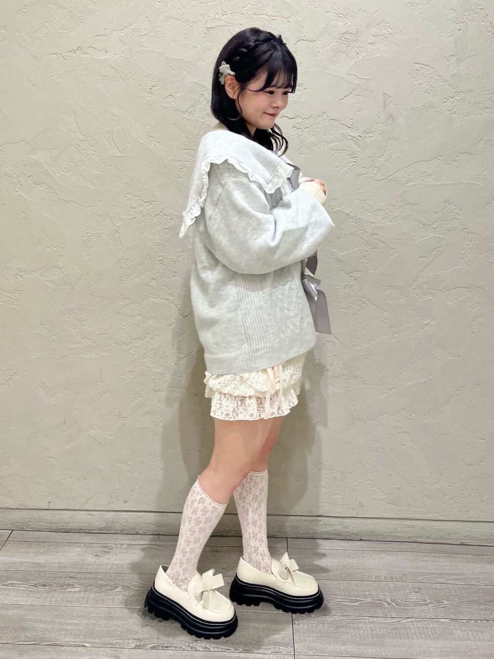 グレー系のカーディガン/ボレロ、ホワイト系のその他パンツ、ホワイト系のローファーを着用したレディースの秋コーディネートの3枚目の写真