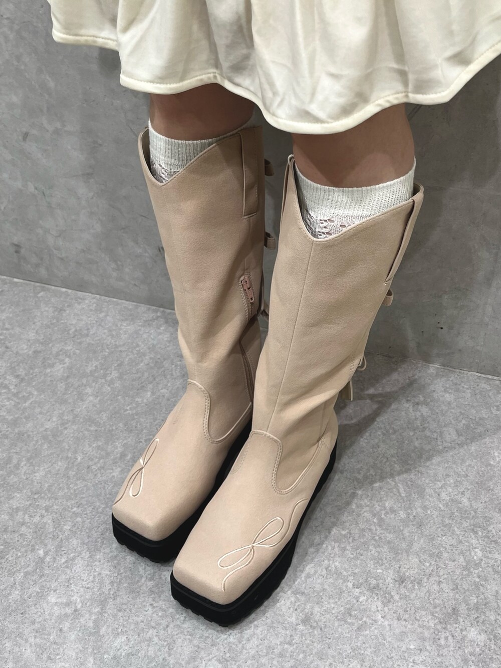ホワイト系のシャツ/ブラウス、ホワイト系のワンピース、ピンク系のブーツを着用したレディースの秋コーディネートの7枚目の写真