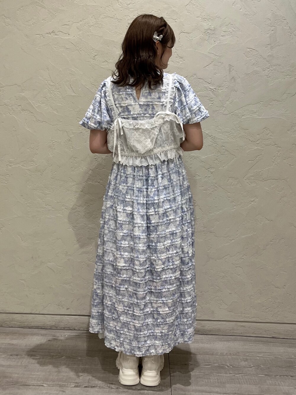 ホワイト系のシャツ/ブラウス、ブルー系のワンピース、ホワイト系のスニーカーを着用したレディースの夏コーディネートの4枚目の写真