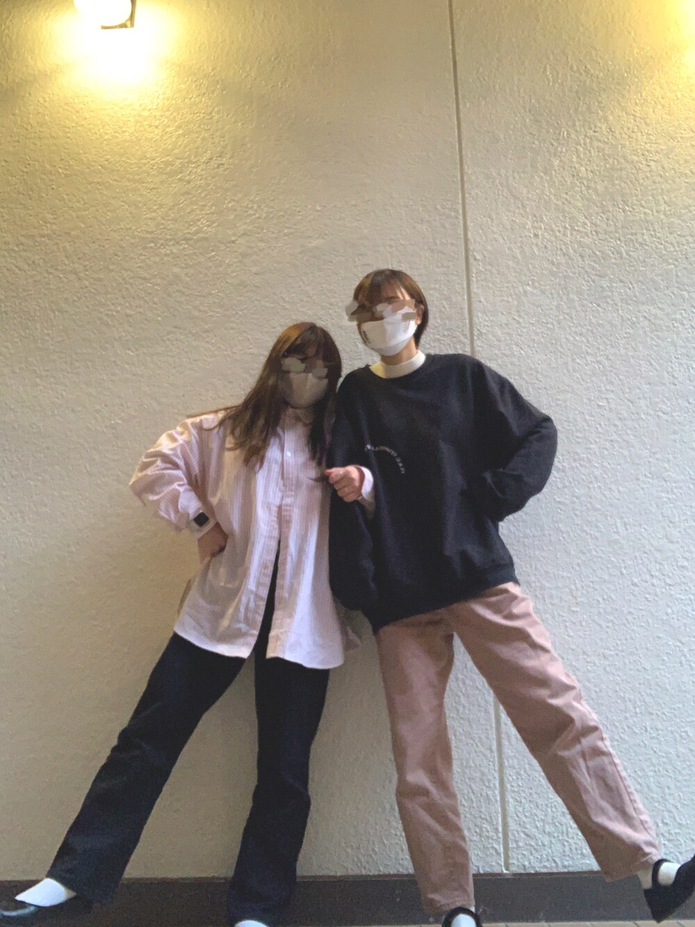 ホワイト系のTシャツ/カットソー、ピンク系のシャツ/ブラウス、ブラック系のパンツを着用したレディースの夏コーディネートの2枚目の写真