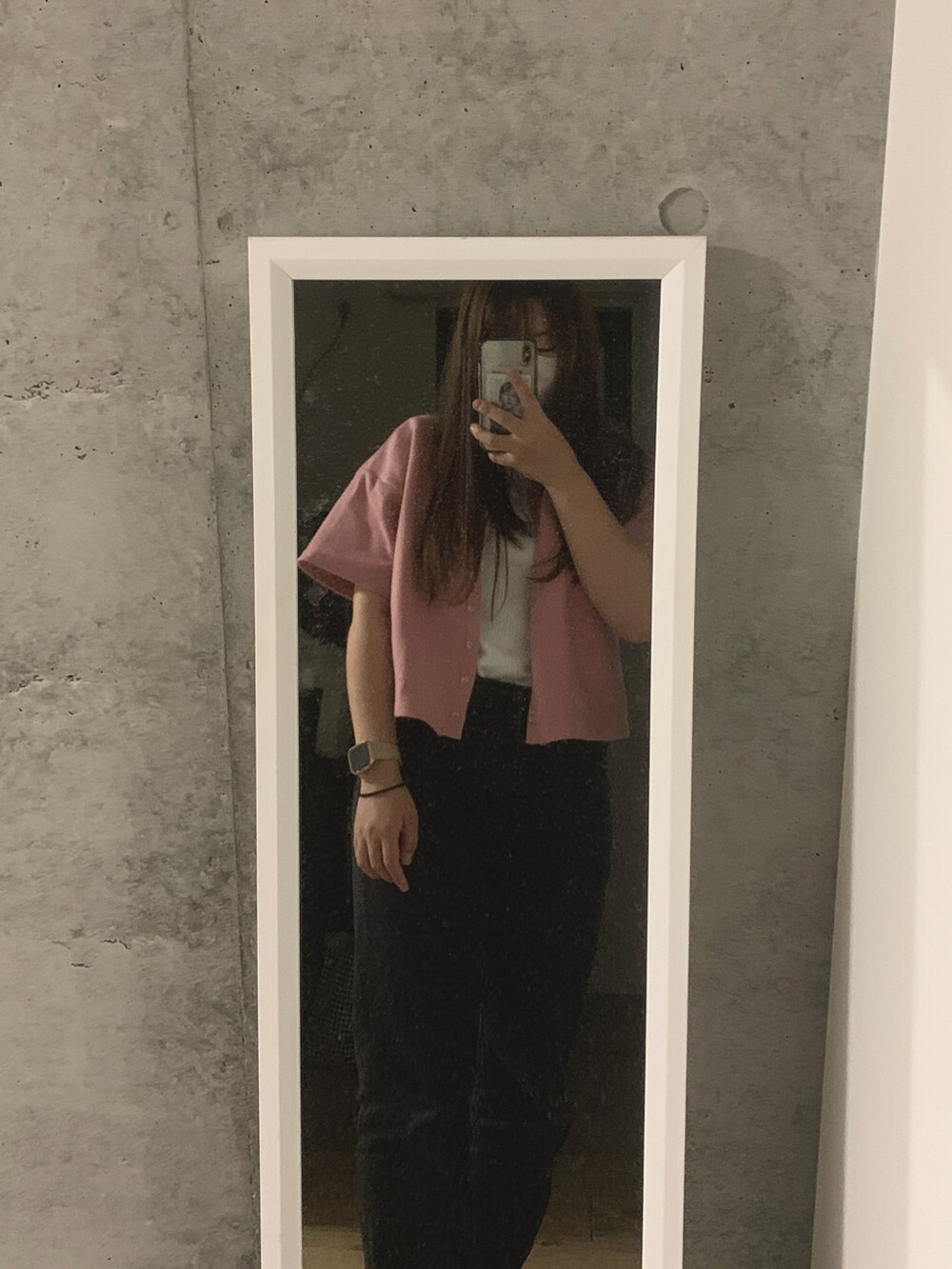 ブラック系のパンツ、ホワイト系のTシャツ/カットソー、ピンク系のカーディガン/ボレロを着用したレディースの夏コーディネートの2枚目の写真