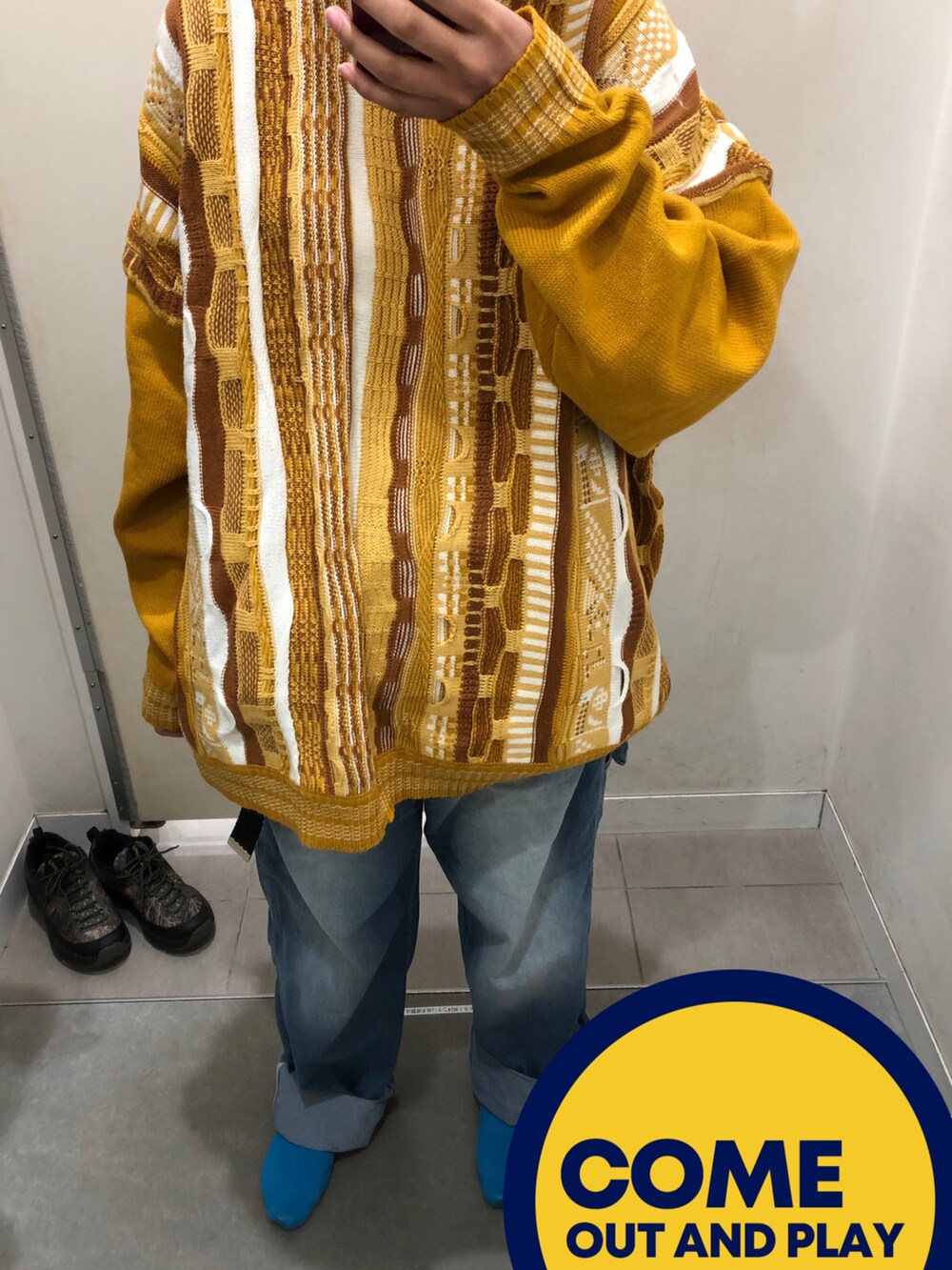 「UNIQLO、メンズアイテム、ゆるコーデ、ユニクロ、ユニセックス、ゆるニット、サロペット、ダウンジャケット、柄ニット、ストリート、メンズライク女子、メンズライク、古着風」｜「kutirのデザイン3Dニット（ニット/セーター、イエロー系）」を使った、hitomiさん（レディース・159cm）の冬コーディネートの2枚目の写真