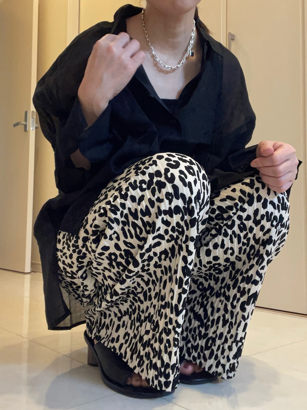 「プチプラ、パンツコーデ、お洒落さんとつながりたい、シアー、アニマル柄、classicalelf、reca、ORiental TRaffic(ORiental TRaffic)、titty&Co.、チェーンネックレス、セルフカットパンツ」｜「ORiental TRafficの■ウッドヒール甲深ミュールサンダル/31224（サンダル、ブラック系）」を使った、☺︎♥♡Ree♡♥☺︎さん（レディース・152cm）の夏コーディネートの3枚目の写真