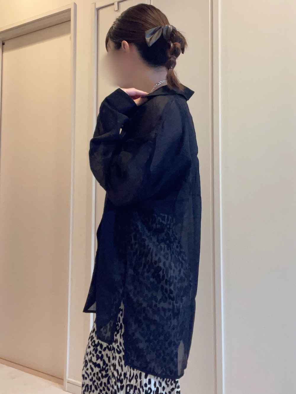 「プチプラ、パンツコーデ、お洒落さんとつながりたい、シアー、アニマル柄、classicalelf、reca、ORiental TRaffic(ORiental TRaffic)、titty&Co.、チェーンネックレス、セルフカットパンツ」｜「ORiental TRafficの■ウッドヒール甲深ミュールサンダル/31224（サンダル、ブラック系）」を使った、☺︎♥♡Ree♡♥☺︎さん（レディース・152cm）の夏コーディネートの2枚目の写真
