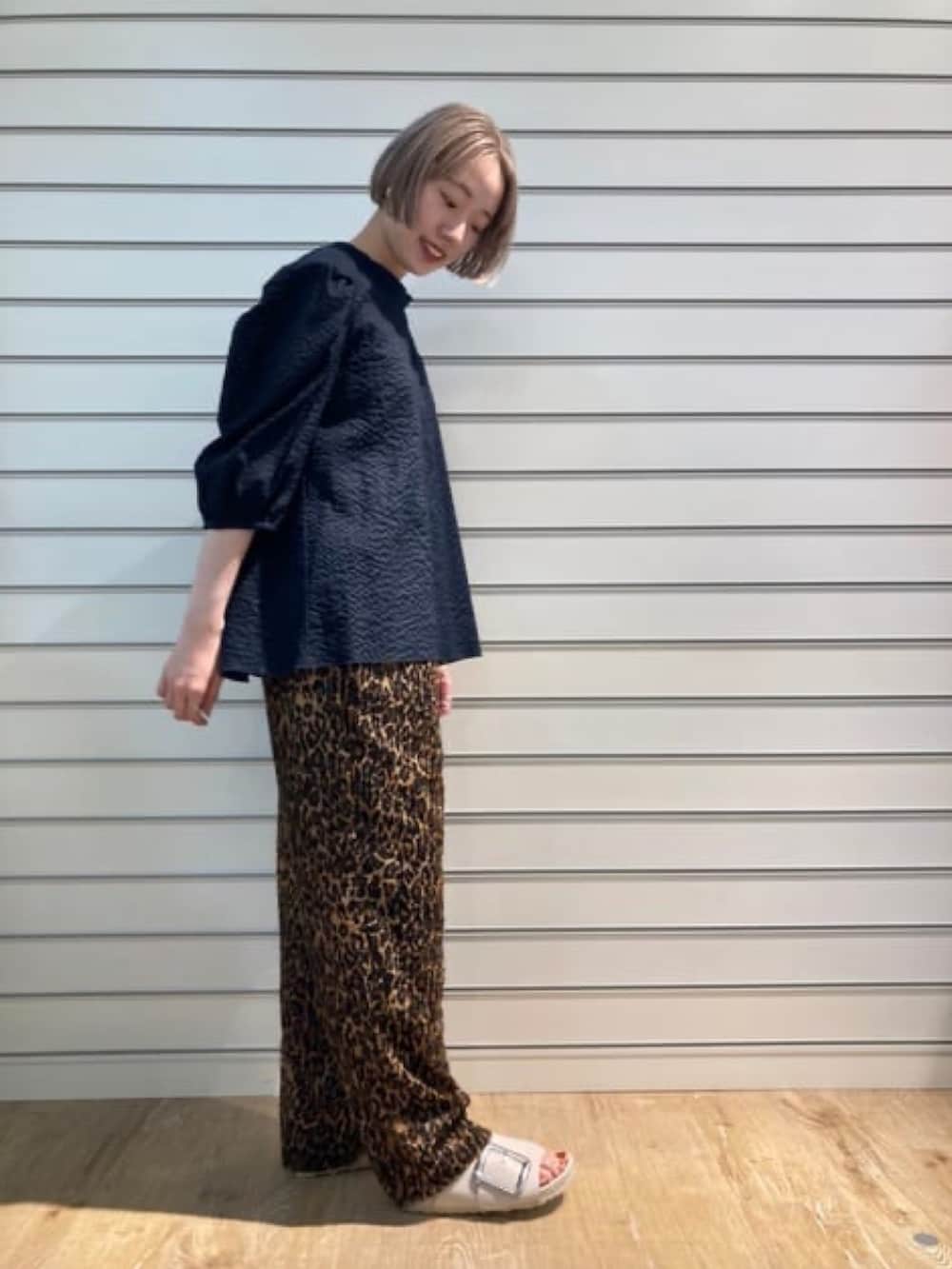 ブルー系のシャツ/ブラウス、ベージュ系のその他パンツを着用したレディースの春コーディネートの2枚目の写真