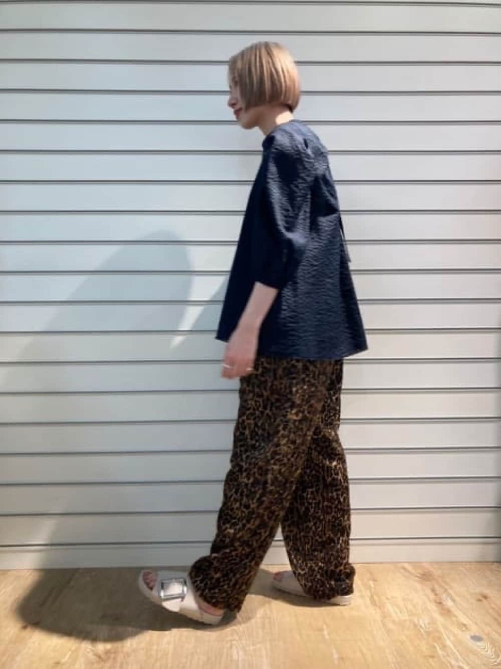 ブルー系のシャツ/ブラウス、ベージュ系のその他パンツを着用したレディースの春コーディネートの3枚目の写真