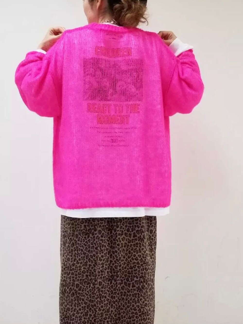 ブラウン系のスカート、ピンク系のニット/セーター、ホワイト系のTシャツ/カットソーを着用したレディースの秋コーディネートの2枚目の写真