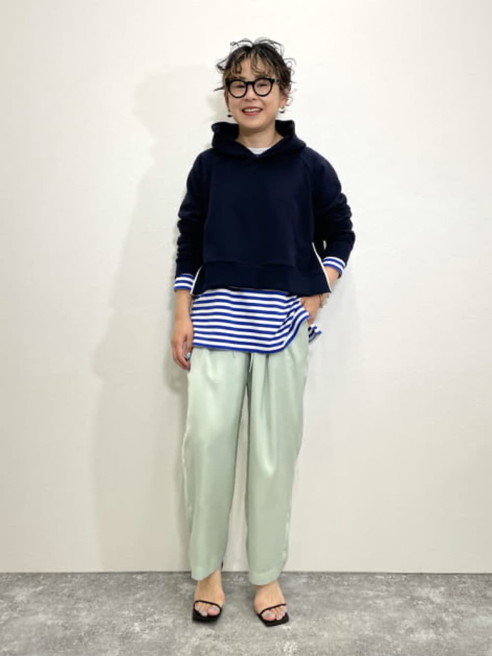 ブルー系のパーカー、ホワイト系のTシャツ/カットソー、グリーン系のその他パンツを着用したレディースの春コーディネートの2枚目の写真