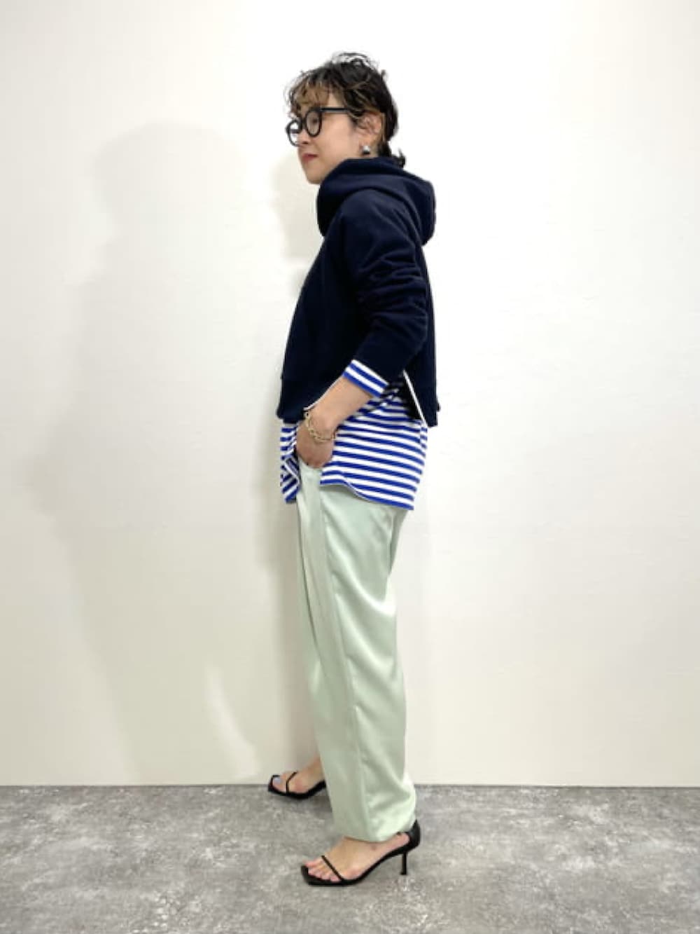 ブルー系のパーカー、ホワイト系のTシャツ/カットソー、グリーン系のその他パンツを着用したレディースの春コーディネートの3枚目の写真
