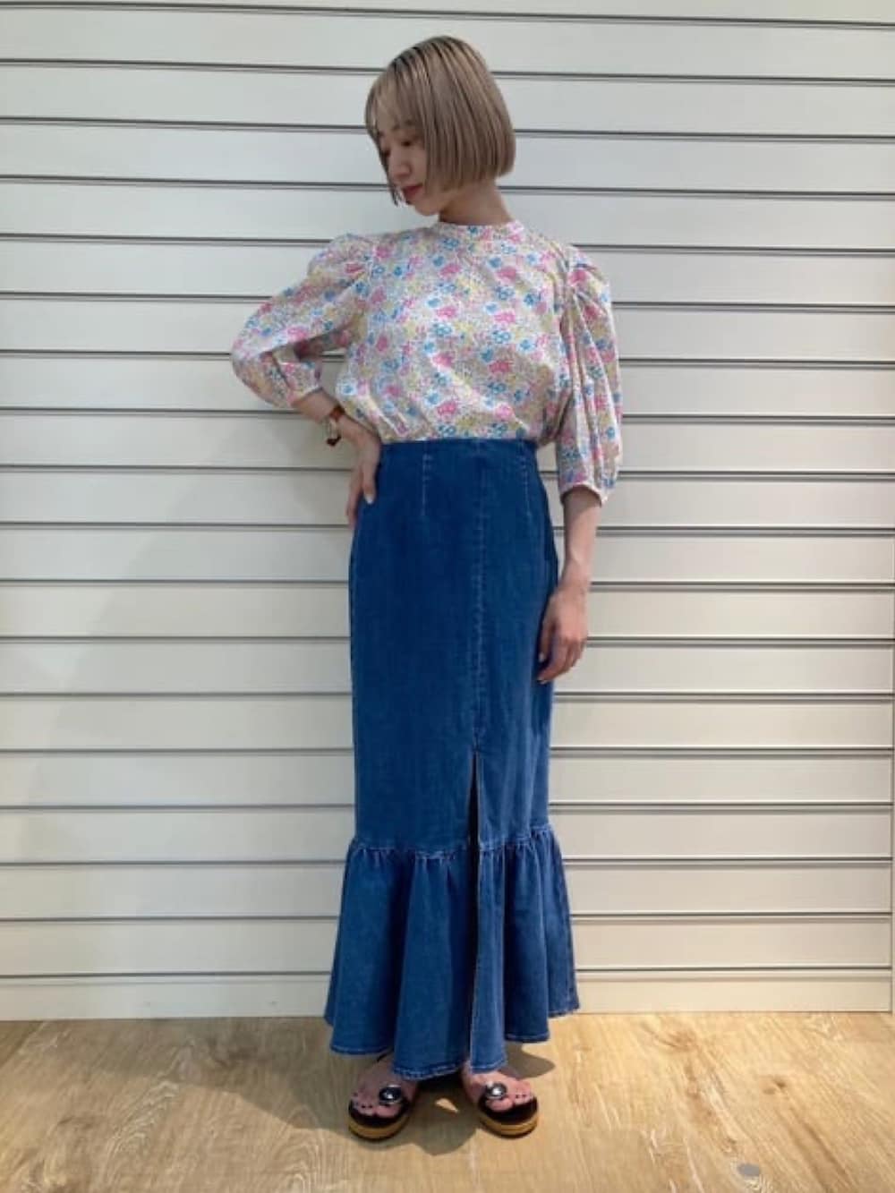 ホワイト系のシャツ/ブラウス、ブルー系のデニムスカートを着用したレディースの夏コーディネートの2枚目の写真